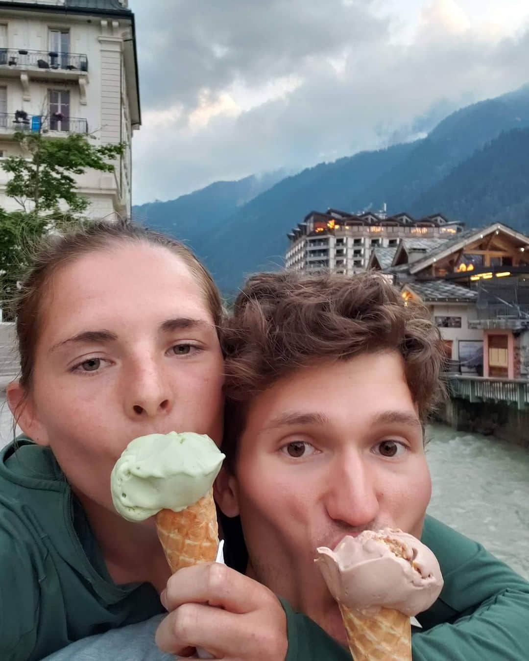 ナサニエル・コールマンのインスタグラム：「Happy 3 years Jane 😁❤️ you make everything better, even gelato #cheesybutiloveyoumore @_janemaus_」
