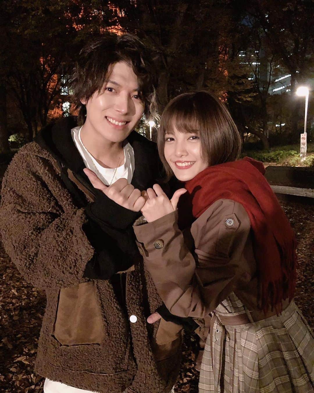 美沙玲奈のインスタグラム：「…♥ 【the Raid.】さんの『ワンナイト彼氏』 リリースされてました〜💗 切ない歌詞が心にキュンときます🥺 MVで、彼氏役だった引地敬澄さん。 かぐや姫見てたのでお会い出来て嬉しくて‼✨ とても優しくとても面白い方でした🥳 眉毛海苔クマに似てて……🤭笑 ぱおーにポーズもさせてもらいました🤘🏻 最後の落ち葉のシーン楽しかったです🍂 ひっちさんの落ち葉職人さすがでした👏  ワンナイト彼氏の方は、藤田富さんでした🤫 聞けば聞くほど深く切なく何だかドキドキします。 "途中で寝た映画の続き…"の所の声がまた切なくて😭 是非、皆さんも聴いてみてくださいね🥰  #theraid #mv #ワンナイト彼氏」