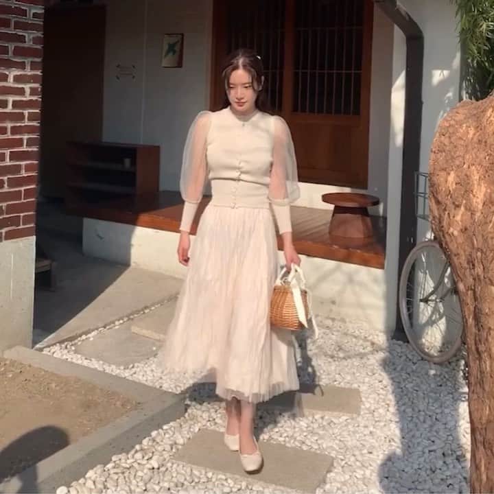 Chuuのインスタグラム：「누가 입어도 화사해보이는 따듯한 느낌의 베이지컬러🤎」