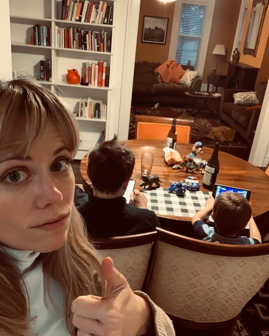 クレア・コフィーのインスタグラム：「Hope everyone’s hanging in there under this new normal (unlimited screen time/anxiety) way of life. Sending high fives and thumbs way up because I think we’re all doing an exceptional job. #quarantine #COVIDeogamechamp #RistarFTW」