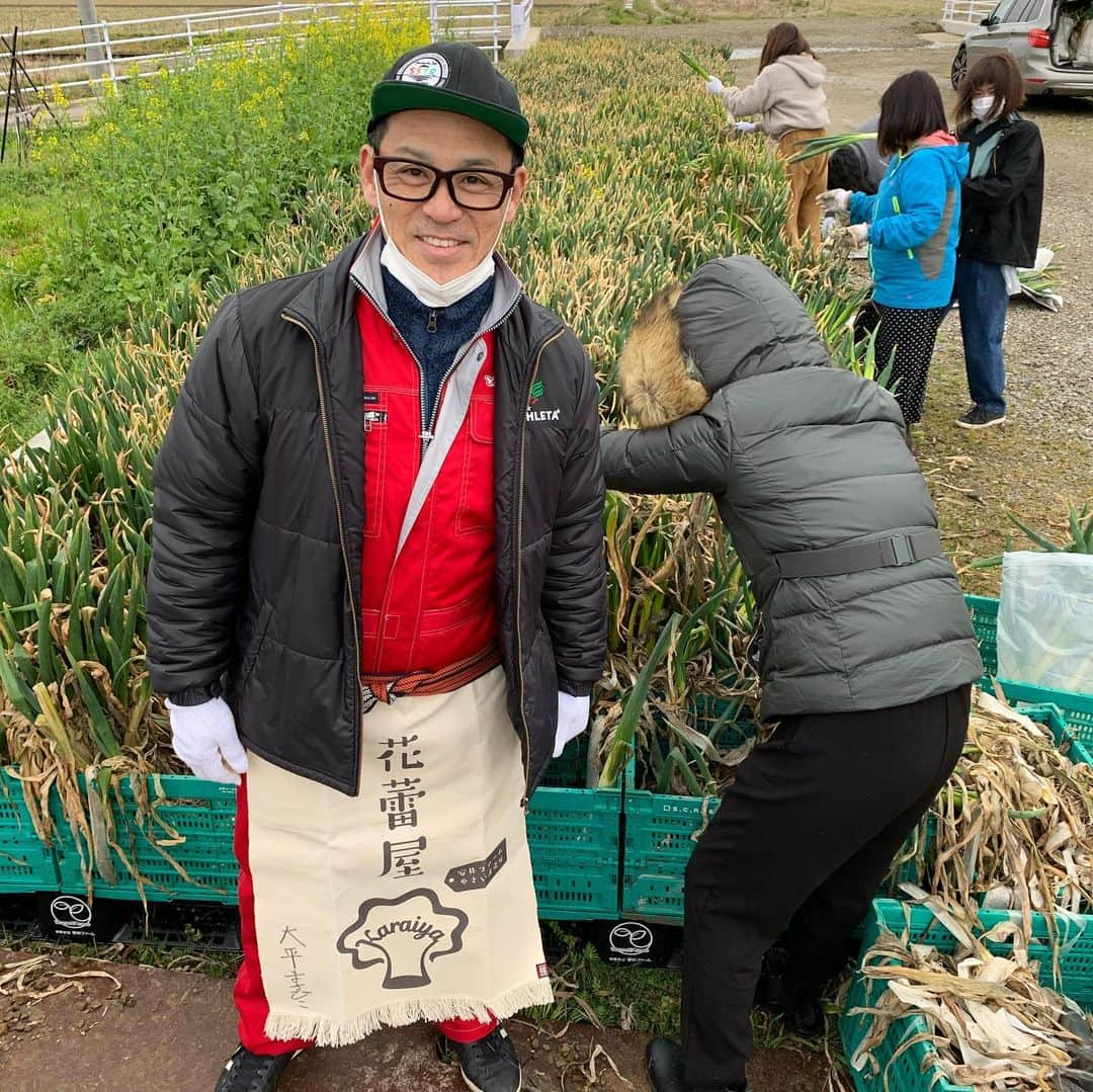 大平まさひこさんのインスタグラム写真 - (大平まさひこInstagram)「3月29日第二回ネギ祭りin安井ファーム❣️ MROラジオでお世話になってる白山市安井ファーム❗️このご時世、間隔を開け、屋外でネギ祭り楽しみました😄　みなさんとても喜んでくれていっぱいお持ち帰りになりました。そこにサプライズ😍 cocochi最中のマスターが美味しいものを持って登場❗️ 蟹の土鍋ご飯にネギを入れて完成する、ネギと鶏のスープ❗️ 暖かくて最高に美味い😋 そして安井ファームの社長手作りの豚汁‼️ 軽トラの荷台ってこんな使い方できるんや😄 来年のこの時期第3回やりたいな😄#ネギ #安井ファーム #ブロッコリー #cocochi最中 #大平まさひこ #mroラジオ #おいねどいね」3月30日 8時45分 - tai03hiko