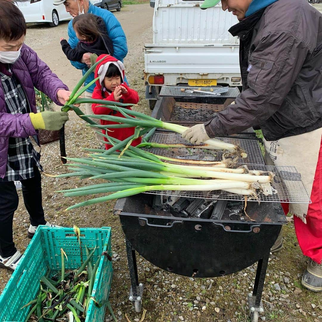 大平まさひこさんのインスタグラム写真 - (大平まさひこInstagram)「3月29日第二回ネギ祭りin安井ファーム❣️ MROラジオでお世話になってる白山市安井ファーム❗️このご時世、間隔を開け、屋外でネギ祭り楽しみました😄　みなさんとても喜んでくれていっぱいお持ち帰りになりました。そこにサプライズ😍 cocochi最中のマスターが美味しいものを持って登場❗️ 蟹の土鍋ご飯にネギを入れて完成する、ネギと鶏のスープ❗️ 暖かくて最高に美味い😋 そして安井ファームの社長手作りの豚汁‼️ 軽トラの荷台ってこんな使い方できるんや😄 来年のこの時期第3回やりたいな😄#ネギ #安井ファーム #ブロッコリー #cocochi最中 #大平まさひこ #mroラジオ #おいねどいね」3月30日 8時45分 - tai03hiko