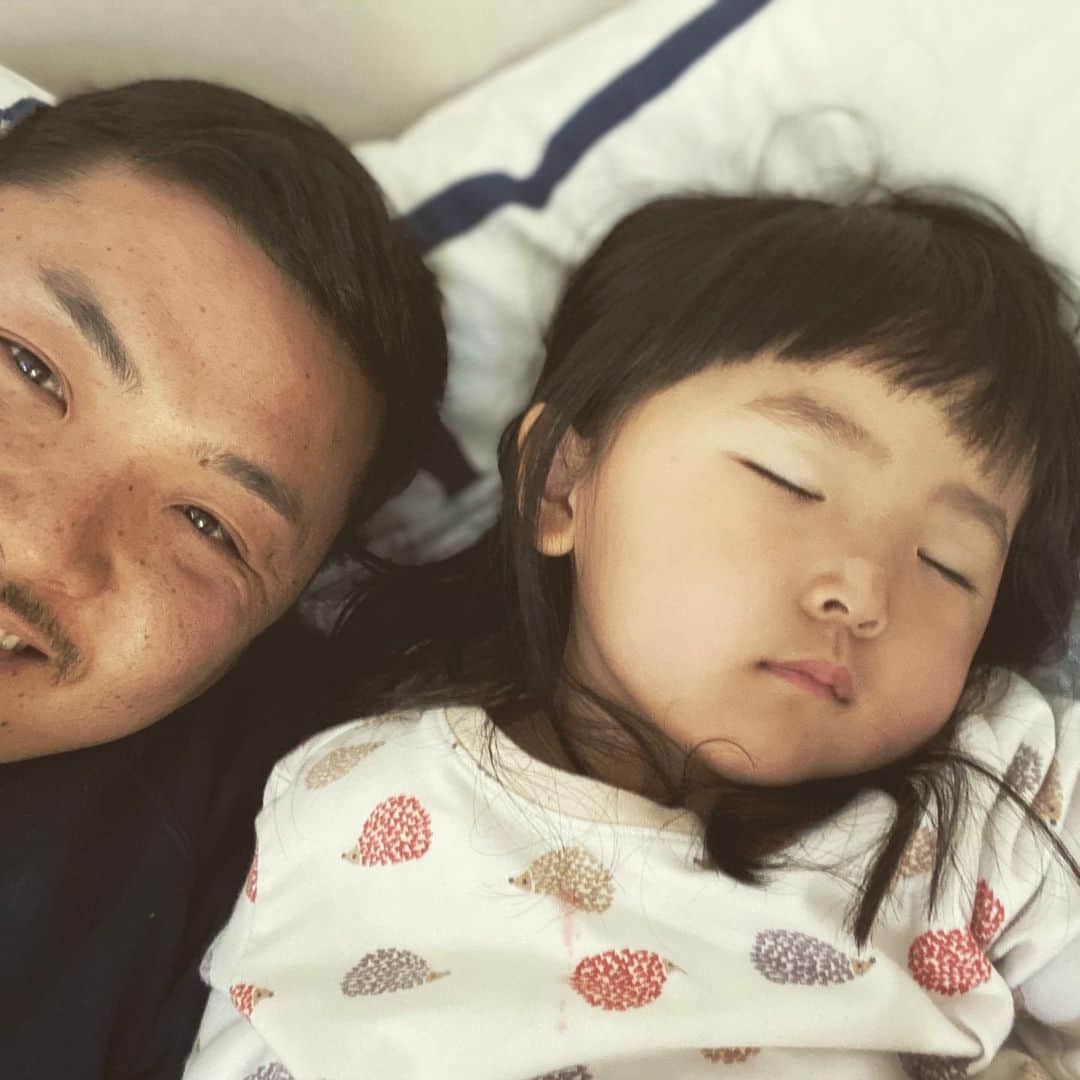 Takumi Kawaharaさんのインスタグラム写真 - (Takumi KawaharaInstagram)「おこもりの休日。  思いっきり子供と遊んで、やっと寝た。静かなひと時。元気でいてもらえることが有難いことなんだなーと改めて感じます。  世の中が落ち着くことを切に願います。 この子たちの未来のために今からできることを。  #stayhome #stayhealthy  #naptime」3月30日 8時47分 - takumi.kwhr