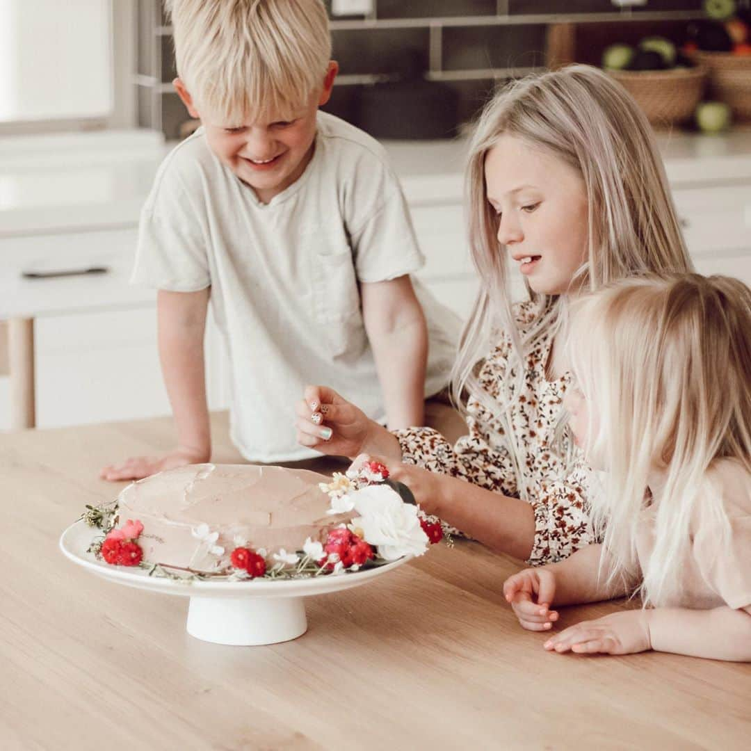 ケリー・マレーさんのインスタグラム写真 - (ケリー・マレーInstagram)「A very happy cake decorated by the kids from flowers in our backyard. They have a way of bringing light and joy to any circumstance. Also, the best dang chocolate cake recipe ever from @odettewilliams cookbook ‘simple cake’. This quarantine is bringing out the baker in me and it’s getting dangerous you guys 🤣」3月30日 8時49分 - kelli_murray