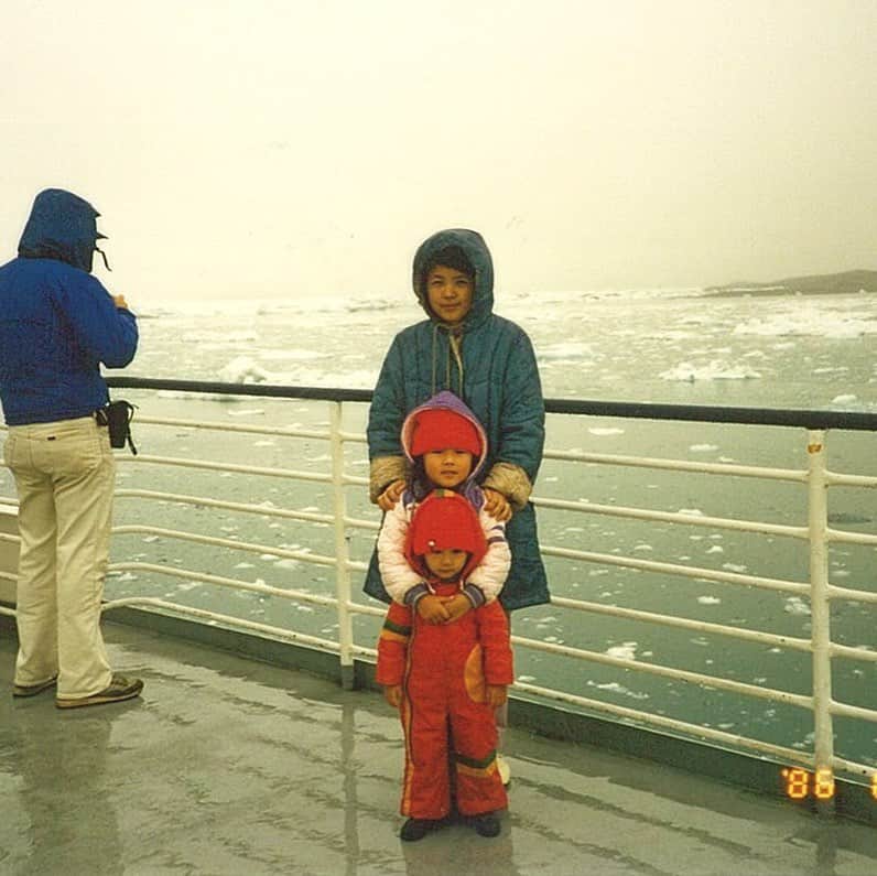 村主章枝さんのインスタグラム写真 - (村主章枝Instagram)「Mother , sister and me at Alaska.  So nostalgic. I couldn't thank enough my parents to give lots of experience at there.  母、私、妹。 懐かしい写真。 私の感性を育てたのは、間違いなくアラスカで、両親には感謝しても仕切れないです。 #memory #alaskalife  #nostalgic  #思い出 #思い出pic  #思い出グラム」3月30日 9時17分 - fumie.suguri