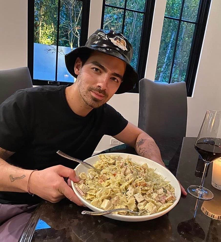 Cosmopolitanさんのインスタグラム写真 - (CosmopolitanInstagram)「Instructions: Change auto-lock settings to “never” and prop up your phone on whatever’s closest. Microwave yourself a bowl of noodles. Pretend you’re dining with @joejonas. Enjoy. 🍝  #rg @sophiet」3月30日 9時44分 - cosmopolitan