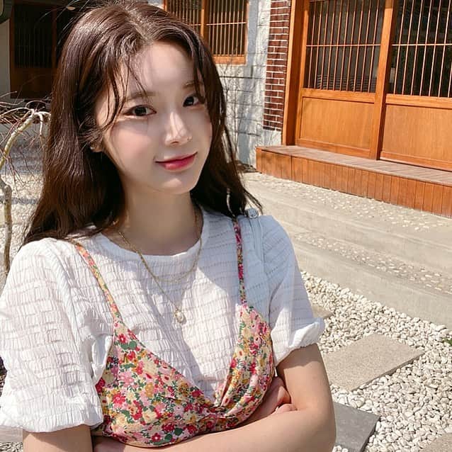 Chuuのインスタグラム：「오늘도 우리 모두 화이팅해요! cheers today too!🧡」