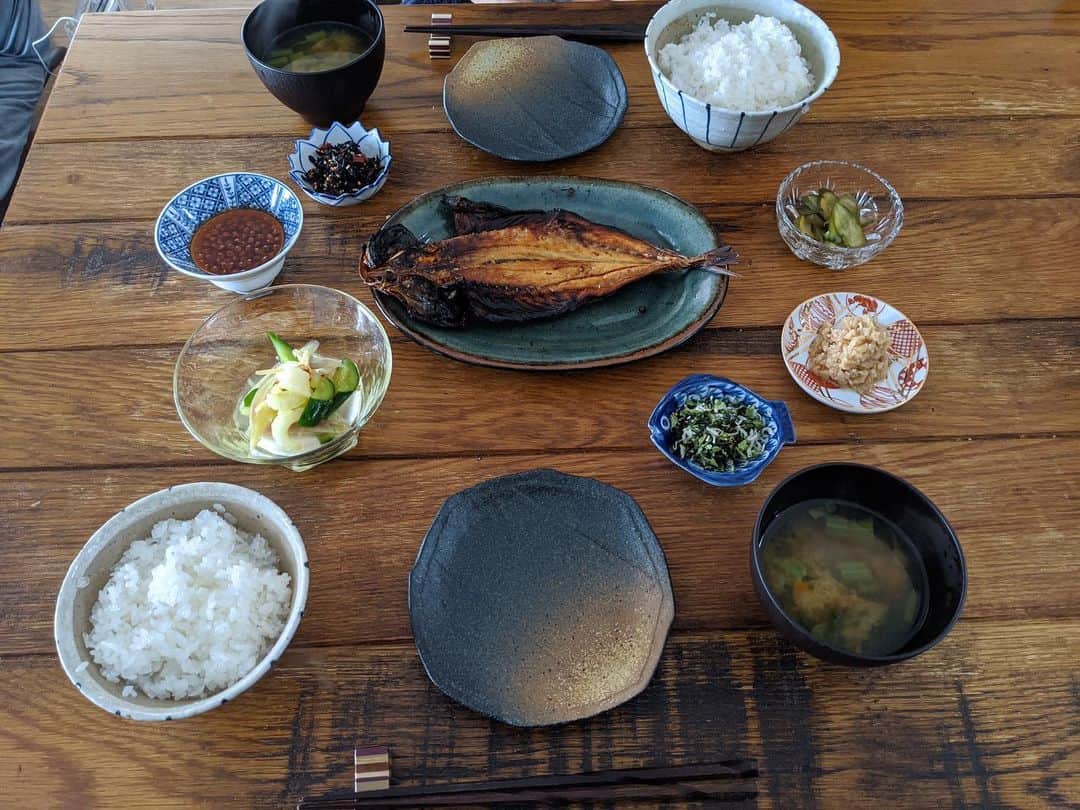 藤田敦子のインスタグラム：「ㅤㅤㅤ 【#blendakitchen 】 ㅤㅤㅤ ✔︎ほっけ干物 ✔︎いくら (随分昔に作って冷凍、ここぞとばかりに解凍したら… うーん、食べれなくはない！🤣) ✔︎新生姜ふりかけ @kiikanpooo に教わった ✔︎常備してる塩漬けもの @atsutkg に教わった ✔︎きゅうりとにんじんのぬか漬け ✔︎夫が買ってきたふりかけ二種 ✔︎煮干と昆布から水出しで出汁をとったお味噌汁 かぶの葉を置いといたのでそれとニンジンが具 ㅤㅤㅤ できるだけ買い物をせず (とはいえ野菜等は買ってますが) 家にあるものの消費に勤しんでいます。 とにかく干物を消費したひ…🐟」