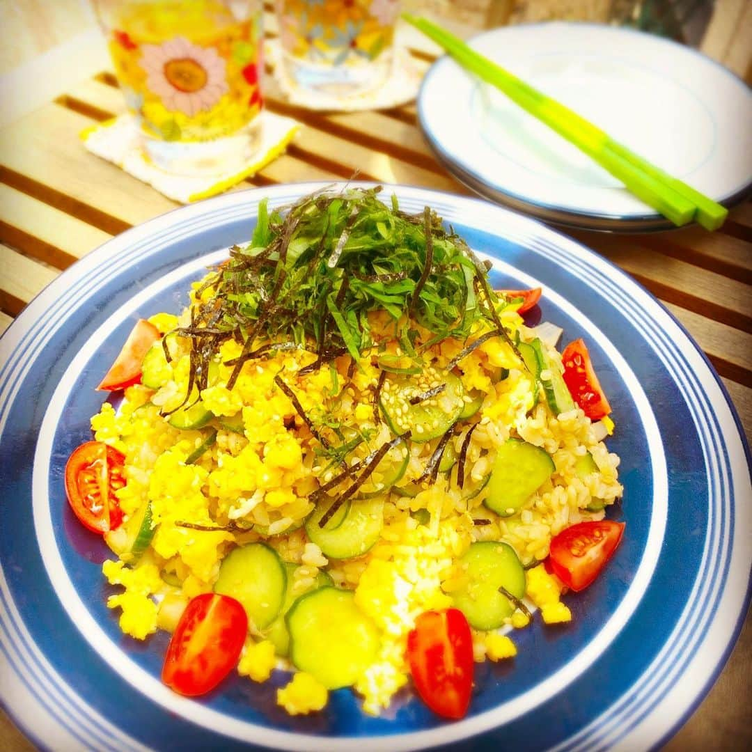 森崎友紀さんのインスタグラム写真 - (森崎友紀Instagram)「#森崎友紀#料理#cooking#手作り#埼玉県#フリーマガジン#街ドキ#埼玉県の美味しい食材#街ドキッチン#夏バテ防止#きゅうりレシピ#きゅうりたっぷりサラダ寿司#おもてなし#紫蘇たっぷり#ベランダで食べよう  埼玉県に密着したフリーマガジン「街ドキ」にて、埼玉県の美味しい食材を使ったレシピをご紹介しています(o^^o) 「夏バテ防止」にあわせて埼玉の特産きゅうりを使用した、きゅうりたっぷりサラダ寿司をご紹介しています。おもてなしにもぴったりです(^^) 紫蘇もたっぷりトッピング。 天気のいい日はベランダで食べても良いですね！ きゅうりはたっぷり輪切りにして、さっくり和えています。」3月30日 10時25分 - morisakitchen