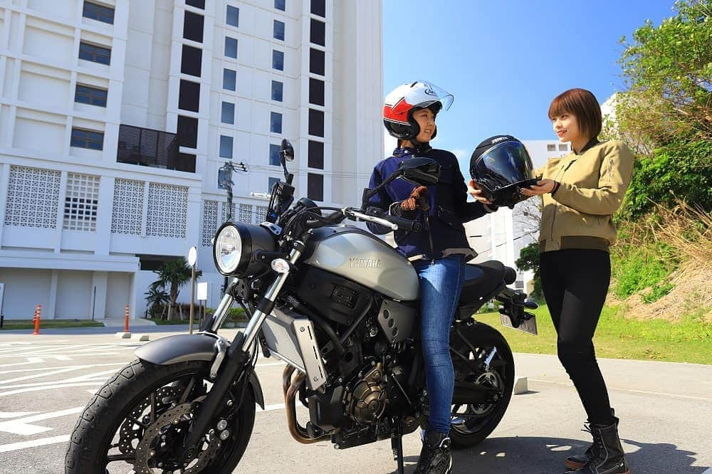 ヤマハ バイクさんのインスタグラム写真 - (ヤマハ バイクInstagram)「「バイクの楽しさ、知ってみる？」﻿ ﻿ -----------------------------﻿﻿ Models:﻿﻿ ときひろみ（@toki_hiromi ）﻿﻿ あさとなおみ（@asato_naomi98 ）﻿﻿ -----------------------------﻿ ﻿ 誰かの後ろに乗せてもらったのが、バイクの楽しさを知るきっかけになったという方もいらっしゃると思います。ヤマハバイクレンタルで、旅先の楽しい思い出をタンデムツーリングで作ってみませんか？😊✨﻿ ﻿ #YAMAHAが美しい #XSR700 #yamahaxsr700 #YAMAHA #neoretro #ネオレトロ #バイクのある風景 #バイクのある生活 #沖縄ツーリング #ヤマハバイクレンタル #ysp那覇曙 #ときひろみ #あさとなおみ #instamoto #motorcyclephotography #motolifestyle #motorcycle #motolife #instamotocycle #bikerlife #bikestagram #okinawa」3月30日 10時26分 - yamaha_bike