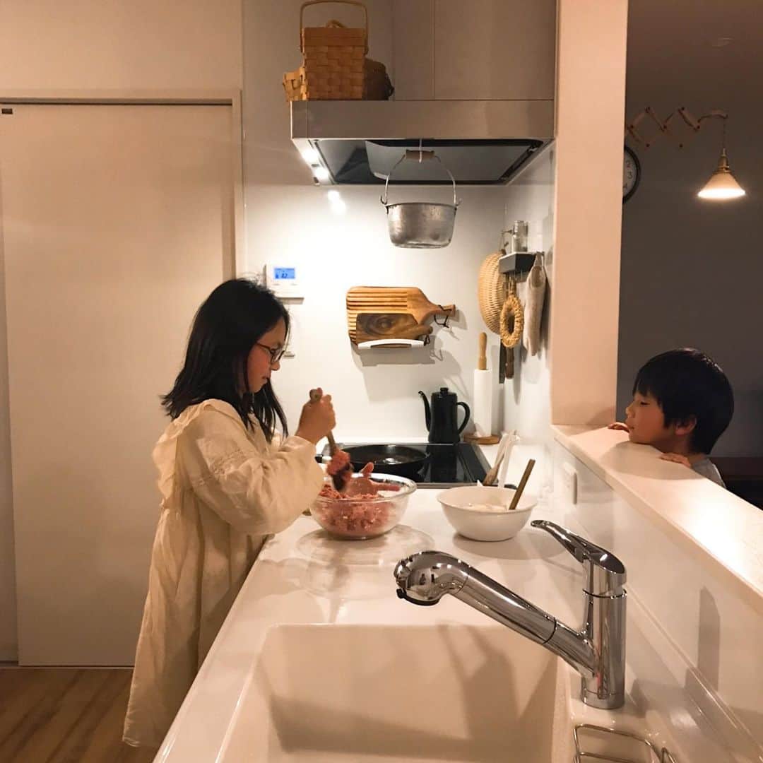 Ayakoのインスタグラム：「2020.03.30 ・ ・ ねぇ、諦めたらダメだよ！ ・ だって僕出来ない…怖い… 無理だもん。絶対落ちるもん。 ・ 落ちるって思ってるから落ちるんだよ！いいの？そうやってすぐに諦める人生で！ここまで一緒に頑張ってきたじゃん！私達の絆はそんなものだったの！？ ・ だって… ・ 私が助けるから。サポートするから一緒に頑張ろうよ！ ・ …うん。分かった。頑張る！ ・ 何事かと思えば、wiiのスーパーマリオブラザーズをしている最中の２人の会話。 ・ 飛び出た名言の数々と根性、もっと実生活で活かして欲しいと母は思う。 ・ ・ #日々#日々のこと#暮らし#キッチン#マイホーム#子供のいる暮らし #暮らしを楽しむ#丁寧に生きる」