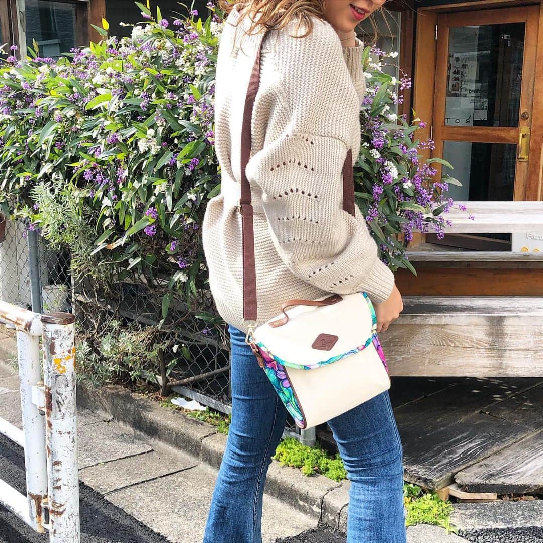 ラレイアのインスタグラム：「🌺 明日31日23:59まで延長して #楽天 にて全品ポイント10倍やってます😊 ・ サイドアートショルダーも今だけ2,500円+taxです✨ ・ 今だけ使える特別クーポン2BUY500円OFFクーポンも配布中！ ぜひご利用ください😌 ・ ・ ---La Leia Precious Life(ラレイア)--- @laleia_official ・ 楽天市場店 https://www.rakuten.co.jp/laleia-p-life/ ・ au wowma店 https://wowma.jp/user/52666346 ・ Yahooショッピング店 https://shopping.geocities.jp/laleia-p-life/ ・ ・ @laleia_official  @colleenwilcoxgallery_jp  #colleenwilcox#art#hawaii#aloha#surf#beach#laleia#ハワイ#フォトジェニック#インスタ映え#インスタ女子#アロハ#ビーチ#海を感じる雑貨#ラレイア#アート#ビーチガール#サーフスタイル#大人カジュアル#ショルダーバッグ#コリーンウィルコックス#ギフト#プレゼント」
