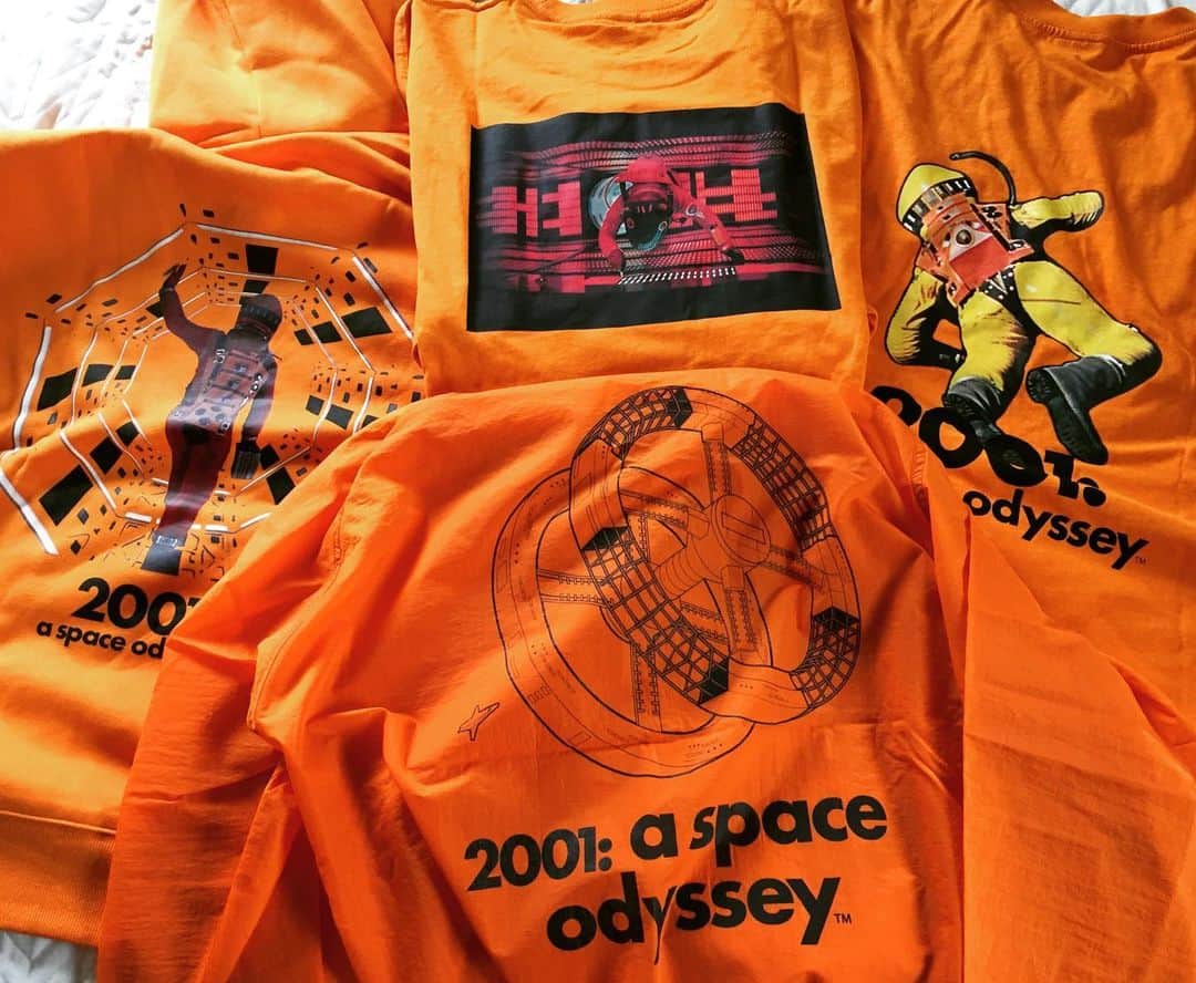 加藤賢崇さんのインスタグラム写真 - (加藤賢崇Instagram)「guの2001年宇宙の旅コラボ商品も全品値下げになってきました。けっこうオレンジ系のアイテムが多かったので、揃えて買ってみたよ。夏みかん色、山口県の色、レノファ山口のチームカラーということで、レノファの試合にユニホームやマフラーと組み合わせて着ようと考えてたんだけど〜。果たして試合再開できるかなぁ〜？ #renofa #yamaguchi #2001aspaceodyssey  #gu」3月30日 22時09分 - kenso1978