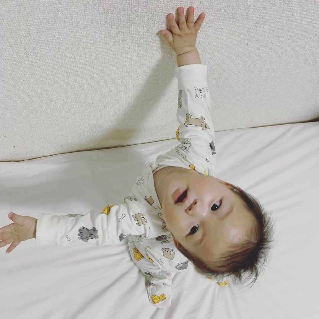 高見まなみのインスタグラム：「昨日ははじめてストーリーズで質問をさせてもらって、予想以上にたくさんのメッセージをいただいて本当に感激でした。皆さん、ありがとうございました。すべてにお返しできなかったけれど、ありがたく頂戴しました😌  写真は、日に日にアクティブになってきた次男。 "あうあうあう"とまねっこをしてお話をしたり、首を傾げて兄の顔を覗き込んだり、かわいくてたまらない貴重な時間。  かわいい子どもたちの笑顔が、未来が守られますように。願いを込めて。  #8ヶ月ベビー  #次男坊」