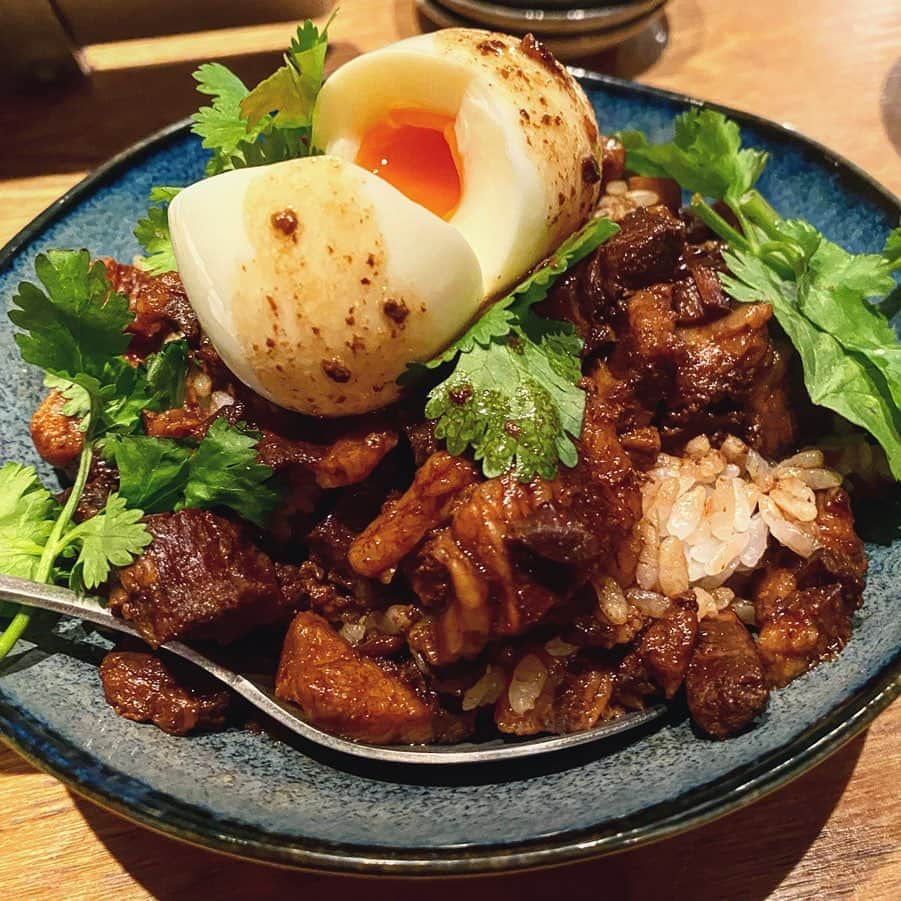 エザキヨシタカさんのインスタグラム写真 - (エザキヨシタカInstagram)「#エザキヨシタカの教えたくないお店🍽 vol.7 ・ 自然派ワインと煮込み料理のお店　niru ・ ぜんぶ美味しいけど ポテトが世界で一番美味しかった。写真は載せてないけどw ・ @enharmonictavern_official の撮影の打ち上げで ソウルメイトの丸岡にいちゃまにご馳走していただきました🌈 ・ 少し前の写真ですが ・ 飲食店や色々な場所が今は大変な時期なので好きなヒトや好きな場所は応援したいよね📣 ・ すごく美味しいので 各個人、良き時期に是非行ってみてください‼️ ・ #japan #大変な時期だからこそ　#明るい　#気持ち　#煮込み　#美味しい　#料理　#grico」3月30日 20時48分 - grico0221