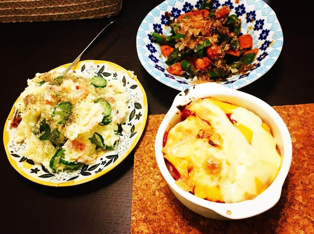 のインスタグラム：「今日はお家で一人居酒屋🏮 ◯ピーマンとウィンナーの和風炒め ◯ポテトサラダ ◯ベーコンとポテトのチーズ焼き  お酒飲めないけど、おつまみ大好き！！ 家で楽しむ方法はいっぱいあるよ！！ むやみな外出は控えましょう！！ #料理  #婚活  #未来の旦那様へお先にいただきます  #ぼる塾  #おつまみ  #お家居酒屋」