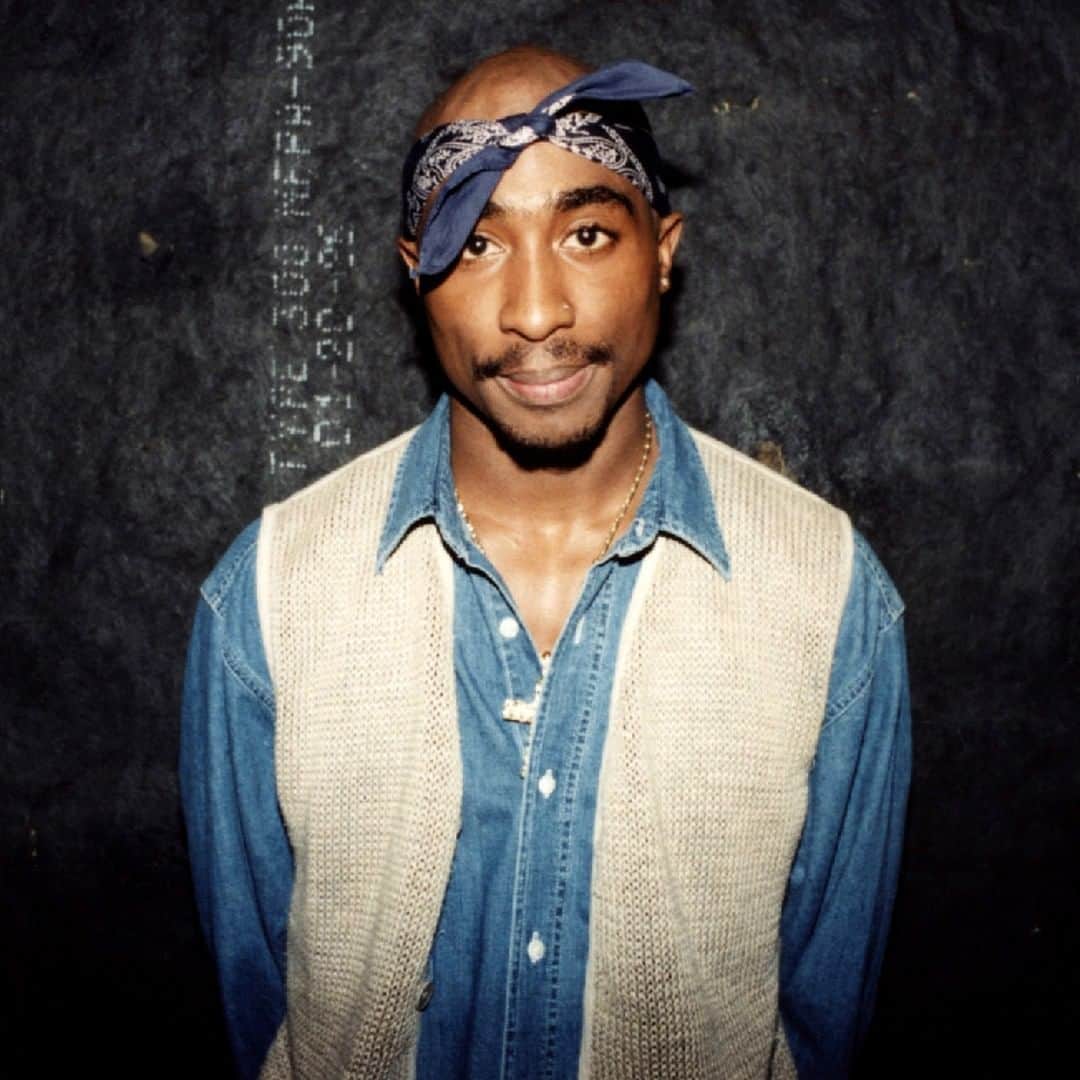 HYPEBEASTさんのインスタグラム写真 - (HYPEBEASTInstagram)「@hypebeastmusic: A number of Tupac Shakur's memorabilia is up for auction at @gottahaverockandroll. Provided by “a very close family friend of Tupac’s,” blue and red bandannas are both on hand, each estimated to sell for $2,000 USD to $4,000 USD. Also included is a Polaroid photograph of Tupac with his Outlaw Immortalz group, a handwritten envelope that held a letter sent from Tupac to a woman named Simi Chouhan, an original Death Row Records press release for “All Eyez On Me Book 1 & 2” and bills from his 1996 Mondrian Hotel stay, complete with signed receipt. Head to the link in our bio for more info on the items and sale.⁠ Photo: Raymond Boyd/Getty Images」3月30日 20時50分 - hypebeast