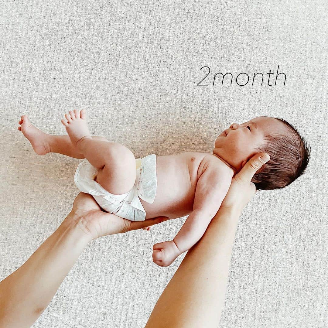 AYUMI SEKO 瀬古あゆみのインスタグラム：「今日で２ヶ月👶🏻💕体重は4300g✨成長曲線の極めて下のほうを、チロチロと推移しております🤣❤️ . 本当だったらそろそろお出掛けも始められるのに、この状況😔💦不安な方は沢山いらっしゃると思います。今はみんなで自粛をして、１日も早く元の生活に戻れるように、協力しましょう😭 . #生後2ヶ月 #生後2ヶ月男の子 #生後2か月 #男の子ママ #男の子ママと繋がりたい #新米ママ #新米ママと繋がりたい #新米ママさんと繋がりたい #ママデビュー #アラサーママ #令和2年ベビー #令和ベビー #赤ちゃん #赤ちゃんのいる生活 #赤ちゃんのいる暮らし #月齢フォト #赤ちゃんアート #親バカ部 #0歳 #0歳児ママ #息子ラブ #息子の成長 #育児日記」