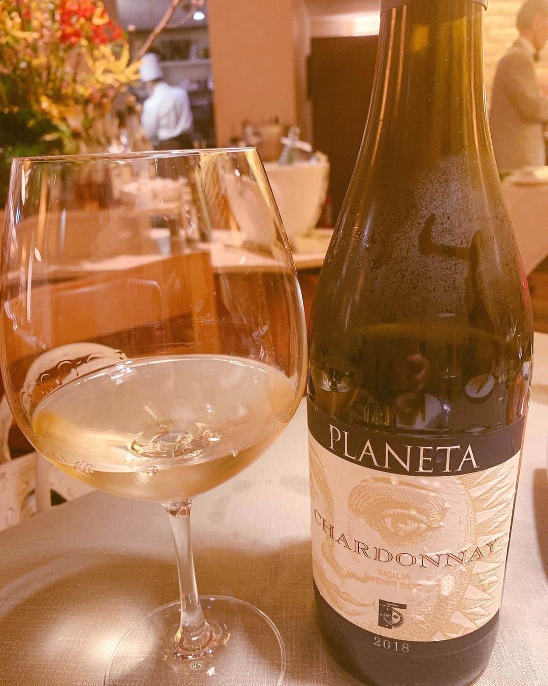 千代田唯さんのインスタグラム写真 - (千代田唯Instagram)「自宅自粛中ワインの画像ばかりみてる千代田です🍷 ・ 最近飲んだワイン①「プラネタ」 イタリアの白ワイン✨品種はシャルドネ🍇 このワイン私、、、大好きどストライク♡ イタリアンに🇮🇹行ったらまず最初にさがします😊 最近はワインバー でグラスから出しているところも多いそうです🍷 ・ しっかりとした白ワインが好きな方にはおすすめでお肉とも相性がいいです✨ 大きなお花のような香りなのでワインだけでも🆗🌸 温度によっても味がかわるのでそれも楽しみ どんなワインが好みか分からない方は機会があったら飲んでみてください！！好きだったあなたは「しっかりした白ワイン」好き👌🌸 ・ 外出出来ないのはすごいストレスだけど「うつる」より「うつさない」が大切🤲 今出来ることを！！ #ミスワイン #ミスワイン2019 #ワインエキスパート #ワイン#プラネタ#白ワイン#ワイン好き#ワインのある暮らし  #イタリアワイン#ワイン好きな人と繋がりたい #ワイン🍷 #マリアージュ#シャルドネ #wine#winelover #winestagram #winewinewine #wineteller #winestagram #instawine #italy #planetawine #whitewine  #コロナに負けるな」3月30日 20時55分 - chiyodayui0920