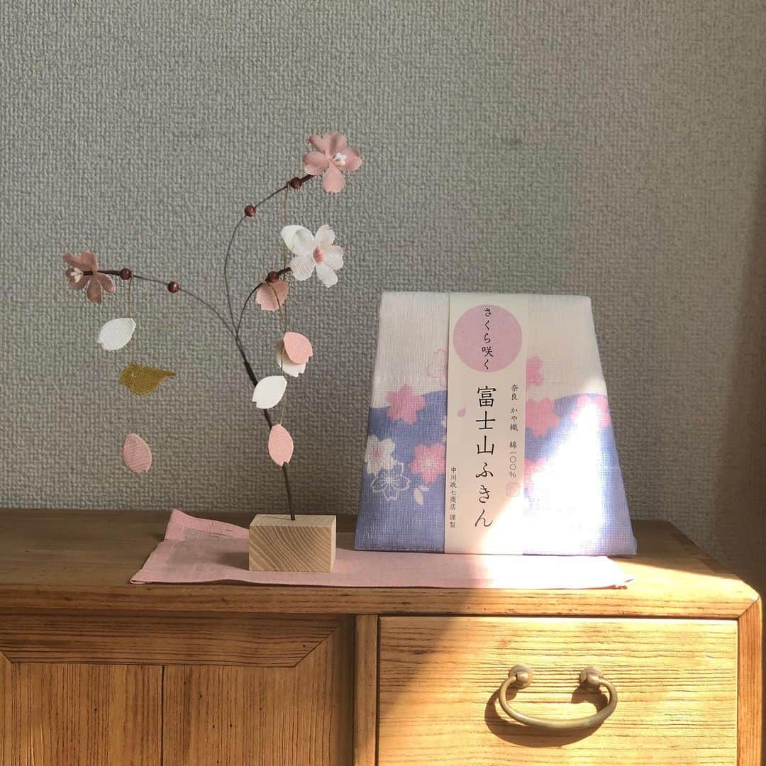 中川政七商店さんのインスタグラム写真 - (中川政七商店Instagram)「「引き続き、お家でお花見気分。」﻿ ﻿ 満開の桜を横目におこもり生活はちょっと寂しい。﻿ そんなときは、お家で桜を満喫しませんか？﻿ ﻿ 桜の香りが楽しめるバスソルトや石鹸で、春を楽しんでみてください🌸 ﻿ ▶︎さくらバスソルト／¥1540 （ECサイトに在庫ございます）﻿ ▶︎さくらの石鹸／¥1540 （ECサイトに在庫ございます）﻿ ▶︎菓子器型の福よせ箸置き／各¥605 （ECサイトに在庫ございます）﻿ ▶︎桜咲く富士山ふきん／¥440（ECサイトに在庫ございます）﻿ --------﻿ ﻿ ウイルスや花粉、なかなか出かけるのが難しい3月。﻿ 公式オンラインショップでは、美味しい家時間を過ごしていただく「食の5％OFF」や、通常11,000円以上ご購入で送料無料のところ、3,000円以上ご購入で送料無料キャンペーンを開催いたします。﻿ <〜3/31(火)10:00まで>﻿ ﻿ --------﻿ ﻿ ﻿ #中川政七商店 #暮らしの道具 #ふきん #お花見 #桜 #さくら #桜🌸 #お花見🌸 #お花見したい #お家時間 #おうちじかん #おうちじかんを楽しもう #癒し #癒しの時間」3月30日 21時05分 - nakagawamasa7
