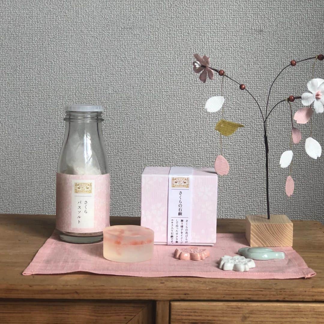 中川政七商店さんのインスタグラム写真 - (中川政七商店Instagram)「「引き続き、お家でお花見気分。」﻿ ﻿ 満開の桜を横目におこもり生活はちょっと寂しい。﻿ そんなときは、お家で桜を満喫しませんか？﻿ ﻿ 桜の香りが楽しめるバスソルトや石鹸で、春を楽しんでみてください🌸 ﻿ ▶︎さくらバスソルト／¥1540 （ECサイトに在庫ございます）﻿ ▶︎さくらの石鹸／¥1540 （ECサイトに在庫ございます）﻿ ▶︎菓子器型の福よせ箸置き／各¥605 （ECサイトに在庫ございます）﻿ ▶︎桜咲く富士山ふきん／¥440（ECサイトに在庫ございます）﻿ --------﻿ ﻿ ウイルスや花粉、なかなか出かけるのが難しい3月。﻿ 公式オンラインショップでは、美味しい家時間を過ごしていただく「食の5％OFF」や、通常11,000円以上ご購入で送料無料のところ、3,000円以上ご購入で送料無料キャンペーンを開催いたします。﻿ <〜3/31(火)10:00まで>﻿ ﻿ --------﻿ ﻿ ﻿ #中川政七商店 #暮らしの道具 #ふきん #お花見 #桜 #さくら #桜🌸 #お花見🌸 #お花見したい #お家時間 #おうちじかん #おうちじかんを楽しもう #癒し #癒しの時間」3月30日 21時05分 - nakagawamasa7