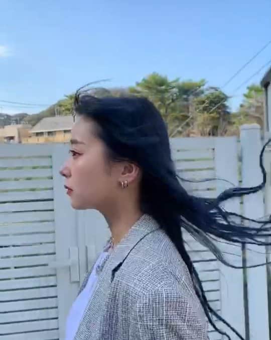 のインスタグラム：「早く夏になって、晴れた空の下で歩きたいね。 今はひたすら引きこもりあるのみ。 おうちで過ごすことが一番。 #家に居るだけで世界は救える」