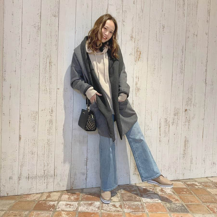 榊本麻衣さんのインスタグラム写真 - (榊本麻衣Instagram)「♡♡﻿ ﻿ ﻿ のせわすれcode👠✨﻿ ﻿ ﻿  coat ▷ @jeanasis_official  knitparker ▷ @ungrid_official﻿  bag ▷ #MICHEALKORS  denim ▷ @uniqlo  shoes ▷ @fabbyfabby_tokyo ﻿ ﻿ ﻿ ﻿ ここ数日お家で大人しくしてます⭐️﻿ ﻿ こんな時だからこそお家で出来ることを、、﻿ ﻿ と思ってお部屋の片付けをしてます😌💋﻿ ﻿ 物が多すぎて困った困った🤷‍♀️笑﻿ ﻿ ﻿ ﻿ #mai___fashion #mai___code #code #コーデ #コーディネート #春コーデ#coordinates #fashion #ファッション #outfit #笑顔 #smile #ootd #お洒落さんと繋がりたい #可愛い #カジュアル #カジュアルコーデ #ラフコーデ #波ウェーブ #スタイル #セルフスタイリング #ゆるふわ #JEANASIS #ungrid  #UNIQLO」3月30日 21時02分 - maipipii