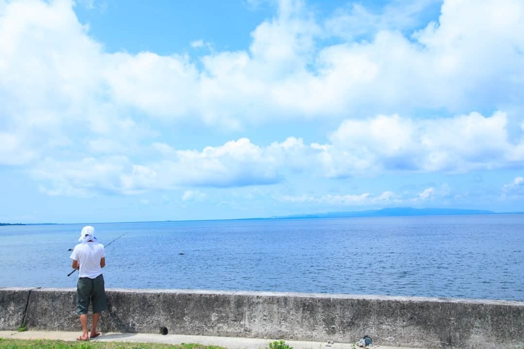 現地発信の旅行サイト「たびらい」さんのインスタグラム写真 - (現地発信の旅行サイト「たびらい」Instagram)「【沖縄】⠀ 今はお出かけが制限されていて、息苦しい思いしますよね…。たびらい編集部も同じくです😭。なので、今はじっと素敵な景色の写真をみて、癒されましょう！#夏待ち2020 で、たびらいは皆さんに綺麗な景色を配信していきます♪ お暇な時、ホッと一息つきたい時、ちょっとだけ覗いてみてくださいね♪⠀ :⠀ #たびらい #tabirai #ローカル旅行 #旅行好き #旅行好きな人と繋がりたい #旅行 #travelgram #女子旅 #travel #沖縄 #たびらい沖縄 #沖縄県 #カメラ女子 #夏待ち2020 #okinawa #フォトジェニック #photogenic #写真好きなひとと繋がりたい #genic_japan #instatravel #instalike #instagood #コロナに負けない #trip #japan #旅 #beach」3月30日 21時03分 - tabirai