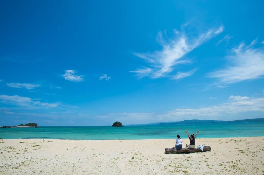 現地発信の旅行サイト「たびらい」さんのインスタグラム写真 - (現地発信の旅行サイト「たびらい」Instagram)「【沖縄】⠀ 今はお出かけが制限されていて、息苦しい思いしますよね…。たびらい編集部も同じくです😭。なので、今はじっと素敵な景色の写真をみて、癒されましょう！#夏待ち2020 で、たびらいは皆さんに綺麗な景色を配信していきます♪ お暇な時、ホッと一息つきたい時、ちょっとだけ覗いてみてくださいね♪⠀ :⠀ #たびらい #tabirai #ローカル旅行 #旅行好き #旅行好きな人と繋がりたい #旅行 #travelgram #女子旅 #travel #沖縄 #たびらい沖縄 #沖縄県 #カメラ女子 #夏待ち2020 #okinawa #フォトジェニック #photogenic #写真好きなひとと繋がりたい #genic_japan #instatravel #instalike #instagood #コロナに負けない #trip #japan #旅 #beach」3月30日 21時03分 - tabirai