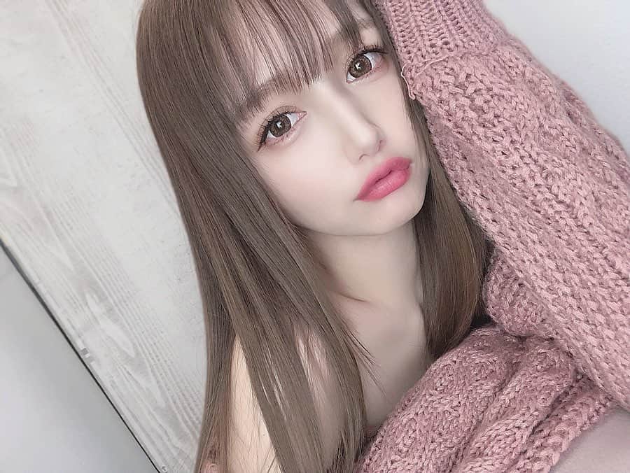 yuu__aaaのインスタグラム：「. . 1枚めと2枚めどっちがいいかな？🤔 . .  カラコンはメルシェです👀 . . #カラコン#make#メイク #メイクアップ #アイライン#涙袋#ファンデーション #ootd #pink#ピンクコーデ」