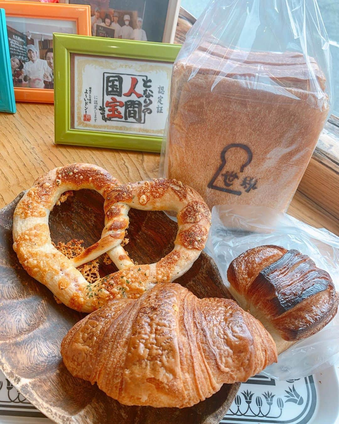 みき みーやんさんのインスタグラム写真 - (みき みーやんInstagram)「#堺市PR ❣️ということで堺で有名な パン屋さんを私がチョイスしてめぐる企画Part1 . 2店舗行ったんやけどまーずーは！ 1店舗目の #世界パン 🌎💕 . . ここは5席くらいイートインスペースがあったから ちょいと休憩がてらお店で食べてきた笑🥐 . ここのパンは天然酵母を使ってて 小麦もこだわってるから食べた時の鼻から抜ける香りが パンの美味しさを倍増させる🥺❤ . さくっ♡ふわっ♡なクロワッサンは軽くて食べやすいし 食パンはもっちもちで噛めば噛むほど味が出てくるから バターやマーガリンだけでも十分楽しめる！💕🍞 . 家からは遠いけどまた行きたい！😍 . . このページでお店が紹介されているので見てね！ https://sakai-japan.jp/bakery/ . 2店舗目はどこでしょう♡ また投稿するね🤤❤ . . #堺市#パン屋さん#パン屋#bakery#パン#菓子パン#食パン#大阪パン屋#パン屋巡り#sakaijapan#foodstagram#food#パン好き#パン大好き#阪和線#天然酵母#クロワッサン#イートインスペース#三国ヶ丘#三国ヶ丘駅#グルメ女子#堺グルメ#gourmet#三国ヶ丘グルメ#makeup#ヘアアレンジ#ヘアアレンジ#ゆるふわ巻き」3月30日 21時08分 - mi_yan0101