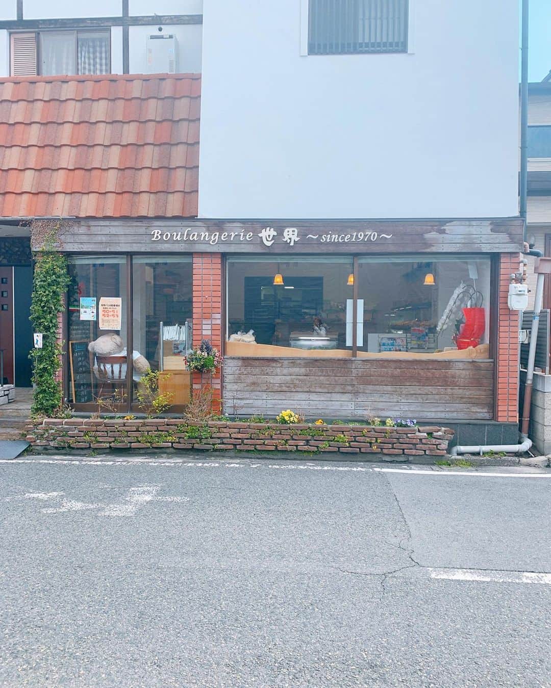 みき みーやんさんのインスタグラム写真 - (みき みーやんInstagram)「#堺市PR ❣️ということで堺で有名な パン屋さんを私がチョイスしてめぐる企画Part1 . 2店舗行ったんやけどまーずーは！ 1店舗目の #世界パン 🌎💕 . . ここは5席くらいイートインスペースがあったから ちょいと休憩がてらお店で食べてきた笑🥐 . ここのパンは天然酵母を使ってて 小麦もこだわってるから食べた時の鼻から抜ける香りが パンの美味しさを倍増させる🥺❤ . さくっ♡ふわっ♡なクロワッサンは軽くて食べやすいし 食パンはもっちもちで噛めば噛むほど味が出てくるから バターやマーガリンだけでも十分楽しめる！💕🍞 . 家からは遠いけどまた行きたい！😍 . . このページでお店が紹介されているので見てね！ https://sakai-japan.jp/bakery/ . 2店舗目はどこでしょう♡ また投稿するね🤤❤ . . #堺市#パン屋さん#パン屋#bakery#パン#菓子パン#食パン#大阪パン屋#パン屋巡り#sakaijapan#foodstagram#food#パン好き#パン大好き#阪和線#天然酵母#クロワッサン#イートインスペース#三国ヶ丘#三国ヶ丘駅#グルメ女子#堺グルメ#gourmet#三国ヶ丘グルメ#makeup#ヘアアレンジ#ヘアアレンジ#ゆるふわ巻き」3月30日 21時08分 - mi_yan0101