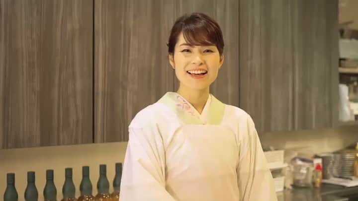 三佐和あやのインスタグラム：「#‪ウィスキー鶯 新CMできました✨‬﻿ ‪わたくしは 女将役で出演させていただいております。‬﻿ ﻿ コメントくれたら嬉しいです🌸💐﻿ 商品購入は ストーリーズハイライトに URL載せてるよ♪﻿ ﻿ 今、お家で晩酌する方が増えてるみたい✨﻿ 今月は 宅飲みどうですか〜？？😊✨﻿ ﻿ ‬売上好評だと 第2弾あるそうなので、﻿ ぜひ 呑んで 応援してね‼️﻿ ﻿ ↓↓↓﻿ ‪https://store.shopping.yahoo.co.jp/nakanosakeichiba/30233.html﻿ （ストーリーズハイライトにURL載せてるよ♪）﻿ ﻿ ‬ -@-@-@-@-@-@-@-@-@-@-@-@-@-@-@-@-﻿ ‬化粧箱入 鶯　ブレンデッド　ジャパニーズ　ウイスキー　40度　700ｍｌ　カートン有﻿ -@-@-@-@@-@-@-@-@-@-@-@-@-@-@-@-﻿ ﻿ 華やかな香り﻿ 滑らかで口当たりの良いウイスキー﻿ ﻿ モルトウイスキーとグレーンウイスキーをブレンドし、﻿ 富士山の伏流水をブレンド水として使用。﻿ 深くて優しい、洗練された余韻をお楽しみください🌸﻿ ﻿ ハイボールにおススメです😌﻿ ﻿ ﻿ ‪宅飲みや ‬﻿ ‪お店で是非取り扱ってくれたらうれしいな〜✨‬😍💕﻿ ﻿ ‪‬﻿ ﻿ #春 #着物 #ハイボール #料理 #レシピ #お酒 #お酒好き女子 #酒  #女将 #居酒屋 #居酒屋メニュー#飲み会 #宅飲みメニュー #家飲み #おつまみ #動画 ﻿ #ウイスキー鶯 #ウイスキー #中野外食サプライ #ブランドウイスキー」