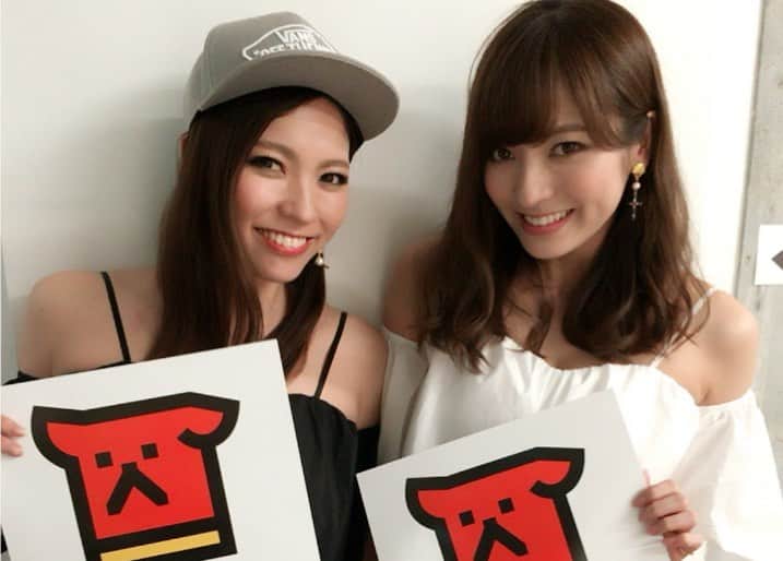 樋浦結花さんのインスタグラム写真 - (樋浦結花Instagram)「・ 4年間🌸 パーソナリティをつとめました📻 渋谷のラジオの学校✨🧡 ・ 本日この後23時〜 最終回を生放送でお送りします😊🙏 残念ながら コロナ感染予防のため、ラスト回にしてはじめての無観客生放送😢 ちょっと寂しいけど わたしファンの人の顔見たらすぐ泣いちゃうから 良かったかもしれない🤔と思い込みます🙄🙄🙄 ・ この写真チョイスは懐かしめのものばかり🤣🧡 この頃はワンピースタワーの本番後、 ダッシュで衣装から私服に着替え キャストへのバイバイもままならず 猛ダッシュで神谷町から渋谷まで行っていた 火曜日10時台担当の頃😌💛🧡 毎週舞花か結花のどちらかが訳あって左腕が見せられない状態でした🤣🧡🍊 ・ 2年目から月曜日11時台のパーソナリティになり 夜遅めの中ファンの方も私たちも終電のせめぎ合いだったね😊❤️ ・ たくさんのゲストとのトークも楽しかったし コスプレしたりゲームしたり、喧嘩やハプニングも多々あるし この番組ってひうら姉妹が好き勝手する1時間だったなぁと 思い返しています😅💕💕 でもでもでも！！ どれをとっても本当に楽しすぎる思い出！！！😭 みんながトークテーマに協力してくれて 嬉しいコメントいつもくれて その度に励まされてパワーもらって 本当に応援してくれるファンの方リスナーの方々のおかげで4年間やってこれました🥺🙏💕💕💕💕 心から心の奥底から、、 ありがとうございました❣️❣️❣️❣️❣️ ・ この後23時から 思い出を振り返る、4年間の集大成 最終回スペシャルを生放送します❤️👯‍♀️ 最後まで舞花と仲良く楽しく放送するよ♬ ぜひ聞いてねー❤️❤️❤️ ・ ・ #渋谷のラジオの学校 #ひうら姉妹  #樋浦姉妹」3月30日 21時12分 - hiura_yuika