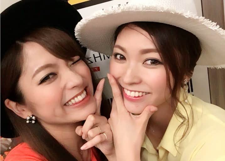 樋浦結花さんのインスタグラム写真 - (樋浦結花Instagram)「・ 4年間🌸 パーソナリティをつとめました📻 渋谷のラジオの学校✨🧡 ・ 本日この後23時〜 最終回を生放送でお送りします😊🙏 残念ながら コロナ感染予防のため、ラスト回にしてはじめての無観客生放送😢 ちょっと寂しいけど わたしファンの人の顔見たらすぐ泣いちゃうから 良かったかもしれない🤔と思い込みます🙄🙄🙄 ・ この写真チョイスは懐かしめのものばかり🤣🧡 この頃はワンピースタワーの本番後、 ダッシュで衣装から私服に着替え キャストへのバイバイもままならず 猛ダッシュで神谷町から渋谷まで行っていた 火曜日10時台担当の頃😌💛🧡 毎週舞花か結花のどちらかが訳あって左腕が見せられない状態でした🤣🧡🍊 ・ 2年目から月曜日11時台のパーソナリティになり 夜遅めの中ファンの方も私たちも終電のせめぎ合いだったね😊❤️ ・ たくさんのゲストとのトークも楽しかったし コスプレしたりゲームしたり、喧嘩やハプニングも多々あるし この番組ってひうら姉妹が好き勝手する1時間だったなぁと 思い返しています😅💕💕 でもでもでも！！ どれをとっても本当に楽しすぎる思い出！！！😭 みんながトークテーマに協力してくれて 嬉しいコメントいつもくれて その度に励まされてパワーもらって 本当に応援してくれるファンの方リスナーの方々のおかげで4年間やってこれました🥺🙏💕💕💕💕 心から心の奥底から、、 ありがとうございました❣️❣️❣️❣️❣️ ・ この後23時から 思い出を振り返る、4年間の集大成 最終回スペシャルを生放送します❤️👯‍♀️ 最後まで舞花と仲良く楽しく放送するよ♬ ぜひ聞いてねー❤️❤️❤️ ・ ・ #渋谷のラジオの学校 #ひうら姉妹  #樋浦姉妹」3月30日 21時12分 - hiura_yuika