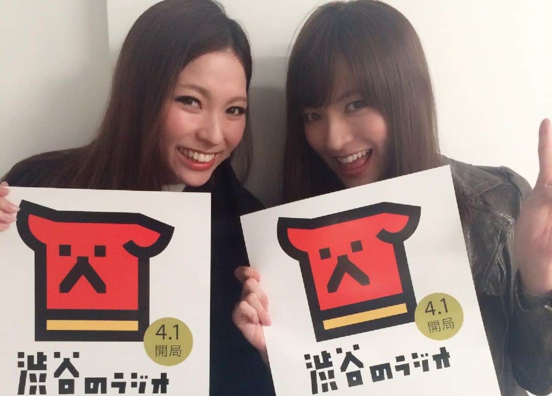 樋浦結花さんのインスタグラム写真 - (樋浦結花Instagram)「・ 4年間🌸 パーソナリティをつとめました📻 渋谷のラジオの学校✨🧡 ・ 本日この後23時〜 最終回を生放送でお送りします😊🙏 残念ながら コロナ感染予防のため、ラスト回にしてはじめての無観客生放送😢 ちょっと寂しいけど わたしファンの人の顔見たらすぐ泣いちゃうから 良かったかもしれない🤔と思い込みます🙄🙄🙄 ・ この写真チョイスは懐かしめのものばかり🤣🧡 この頃はワンピースタワーの本番後、 ダッシュで衣装から私服に着替え キャストへのバイバイもままならず 猛ダッシュで神谷町から渋谷まで行っていた 火曜日10時台担当の頃😌💛🧡 毎週舞花か結花のどちらかが訳あって左腕が見せられない状態でした🤣🧡🍊 ・ 2年目から月曜日11時台のパーソナリティになり 夜遅めの中ファンの方も私たちも終電のせめぎ合いだったね😊❤️ ・ たくさんのゲストとのトークも楽しかったし コスプレしたりゲームしたり、喧嘩やハプニングも多々あるし この番組ってひうら姉妹が好き勝手する1時間だったなぁと 思い返しています😅💕💕 でもでもでも！！ どれをとっても本当に楽しすぎる思い出！！！😭 みんながトークテーマに協力してくれて 嬉しいコメントいつもくれて その度に励まされてパワーもらって 本当に応援してくれるファンの方リスナーの方々のおかげで4年間やってこれました🥺🙏💕💕💕💕 心から心の奥底から、、 ありがとうございました❣️❣️❣️❣️❣️ ・ この後23時から 思い出を振り返る、4年間の集大成 最終回スペシャルを生放送します❤️👯‍♀️ 最後まで舞花と仲良く楽しく放送するよ♬ ぜひ聞いてねー❤️❤️❤️ ・ ・ #渋谷のラジオの学校 #ひうら姉妹  #樋浦姉妹」3月30日 21時12分 - hiura_yuika