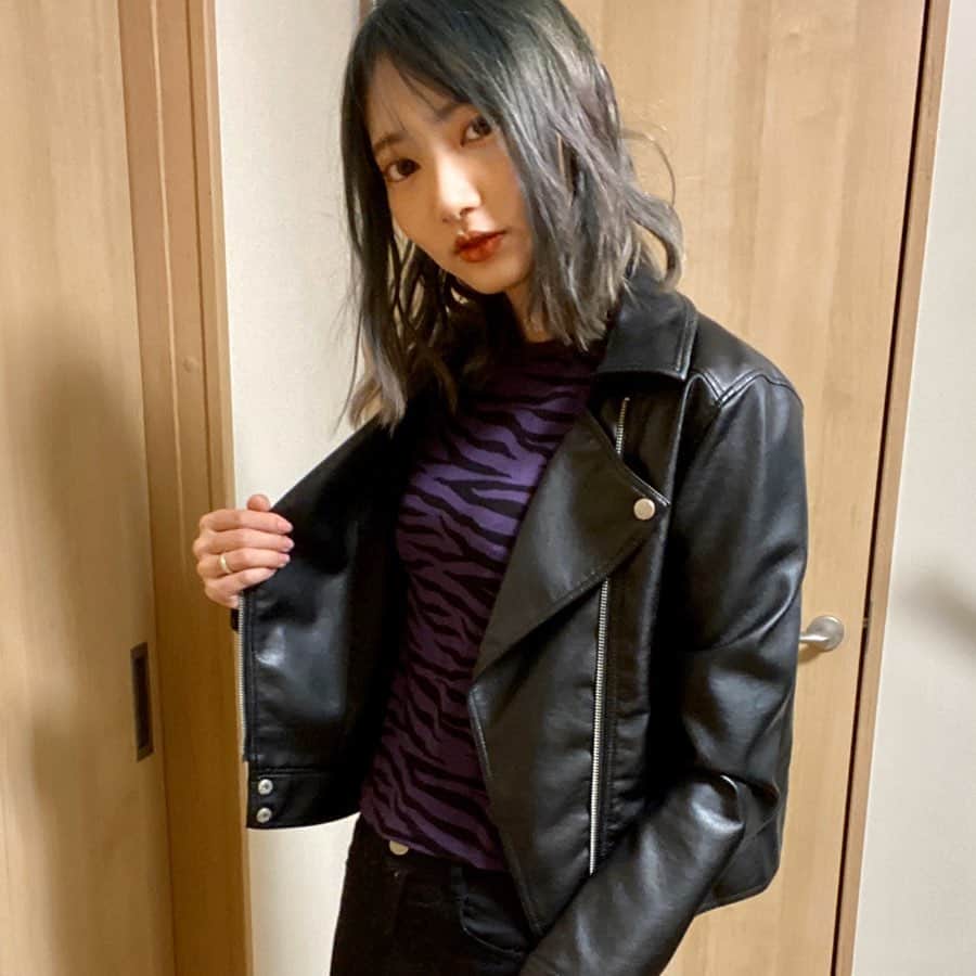 ゆりのインスタグラム：「コロナの影響でずっと引きこもってあつ森しまくってる...😂みんなは家でなにしてるのー？ オシャレしてお出かけしたいところだけど安全第一ということでインスタを活用しまくります。かっこいい系のファッションもたまにはやっていきたい😳  #gu_for_all  #GUstyle #gupr #MIXMANIA #ゼブラプリントT」