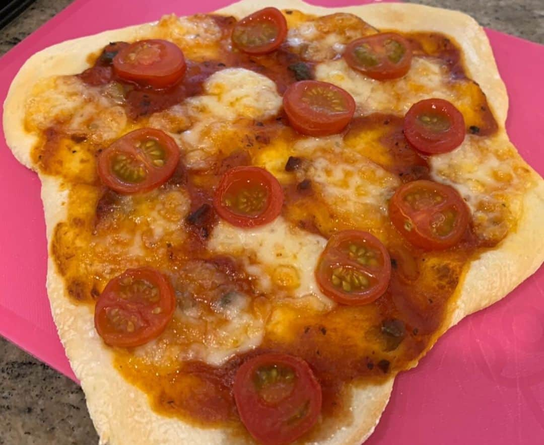 東尾理子さんのインスタグラム写真 - (東尾理子Instagram)「娘達とピザ作り🍕 . あ、つむぎ😅❗️ . 美味しいトマトを送っていただいたので、絶品のピザになりました😊 . #ピザ #ピザ作り #休みの日 #姉妹 #粉だらけ #お手伝い #楽しい時間 #トマト #絶品 #美味しい #ありがとう #ご馳走様でした #東尾理子」3月30日 21時18分 - rikohigashio