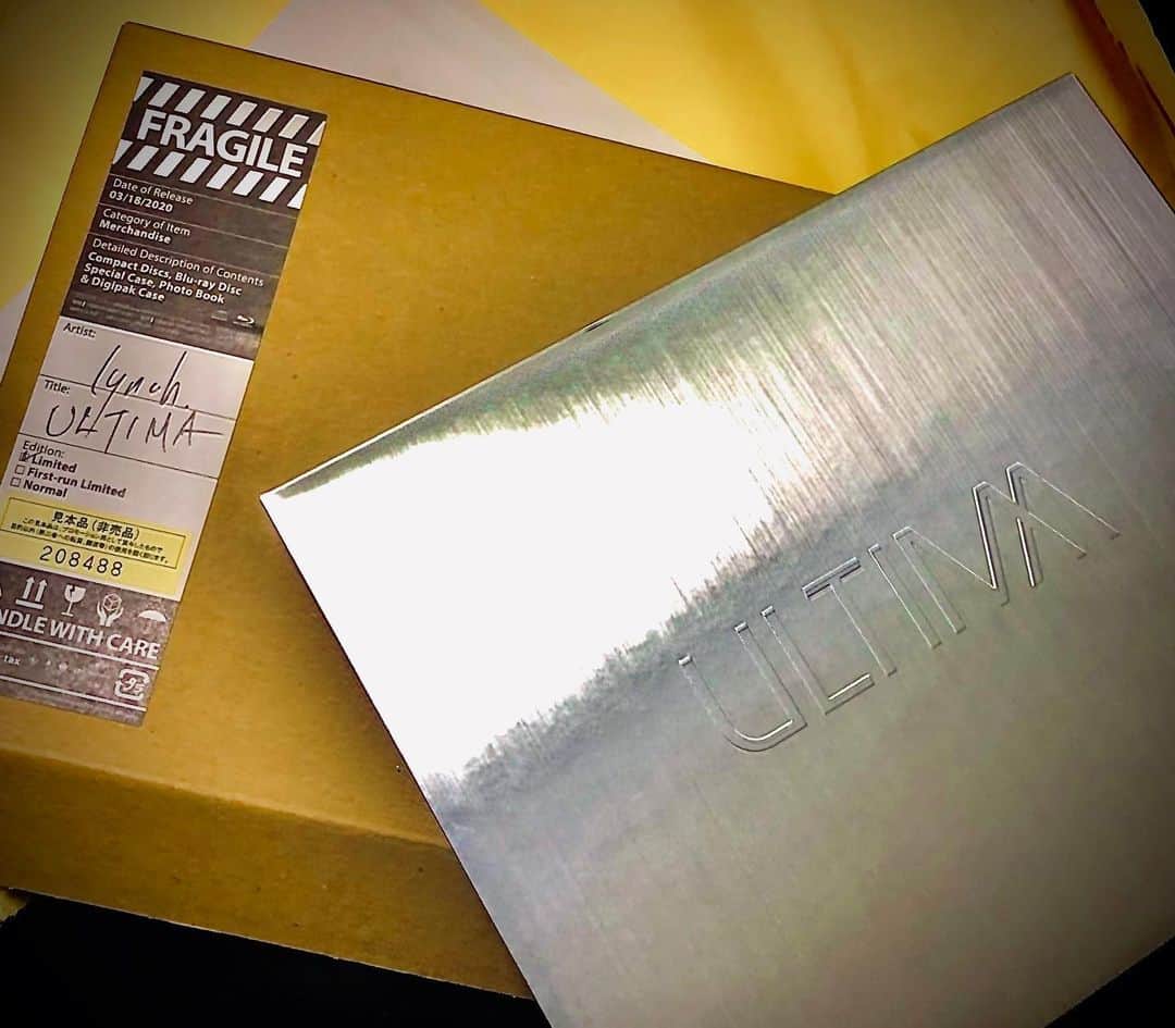 人時のインスタグラム：「lynch.さんの新しいアルバム。このパッケージ、凄いですねー。聴く前からカッコいい♫ 聴かせていただきます♫」