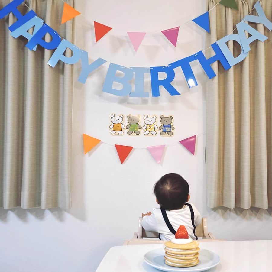 のインスタグラム：「こぐまちゃん、すき。﻿ ﻿  おチビ 1歳のお誕生日。﻿ 毎日笑顔いっぱいでスクスクと育ってくれています。﻿ 大好きだよ、生まれてきてくれてありがとう♡﻿ ﻿ ﻿ 産後は慣れない育児に体調を崩したりと大変なこともありましたが、主人を始め家族や、友達、地域の方々に支えられ無事にこの日を迎えられ感謝でいっぱいです。﻿ ﻿ こんな時期で買い出しができなかったので、お家にあったもので飾り付け、ケーキを作りました🎈♡﻿ ﻿ ﻿ これからの人生が太陽のように明るく、楽しいものになりますように。﻿ ﻿ ﻿ ﻿ #birthday#お誕生日#お誕生日会#バースデー#バースデーパーティー#ファーストバースデー#バースデーフォト#ホットケーキ#お誕生日ケーキ#バースデーケーキ#3月生まれ#大人カジュアル#シンプルコーデ#カジュアルコーデ#30代ファッション#アラサーコーデ#キレイめカジュアル#ママコーデ#アラサーママ#赤ちゃん#赤ちゃんのいる生活#育児#子育て#ワンオペ育児#生後12ヶ月#1歳#1y0d#男の子ママ#新米ママ#こぐま社」