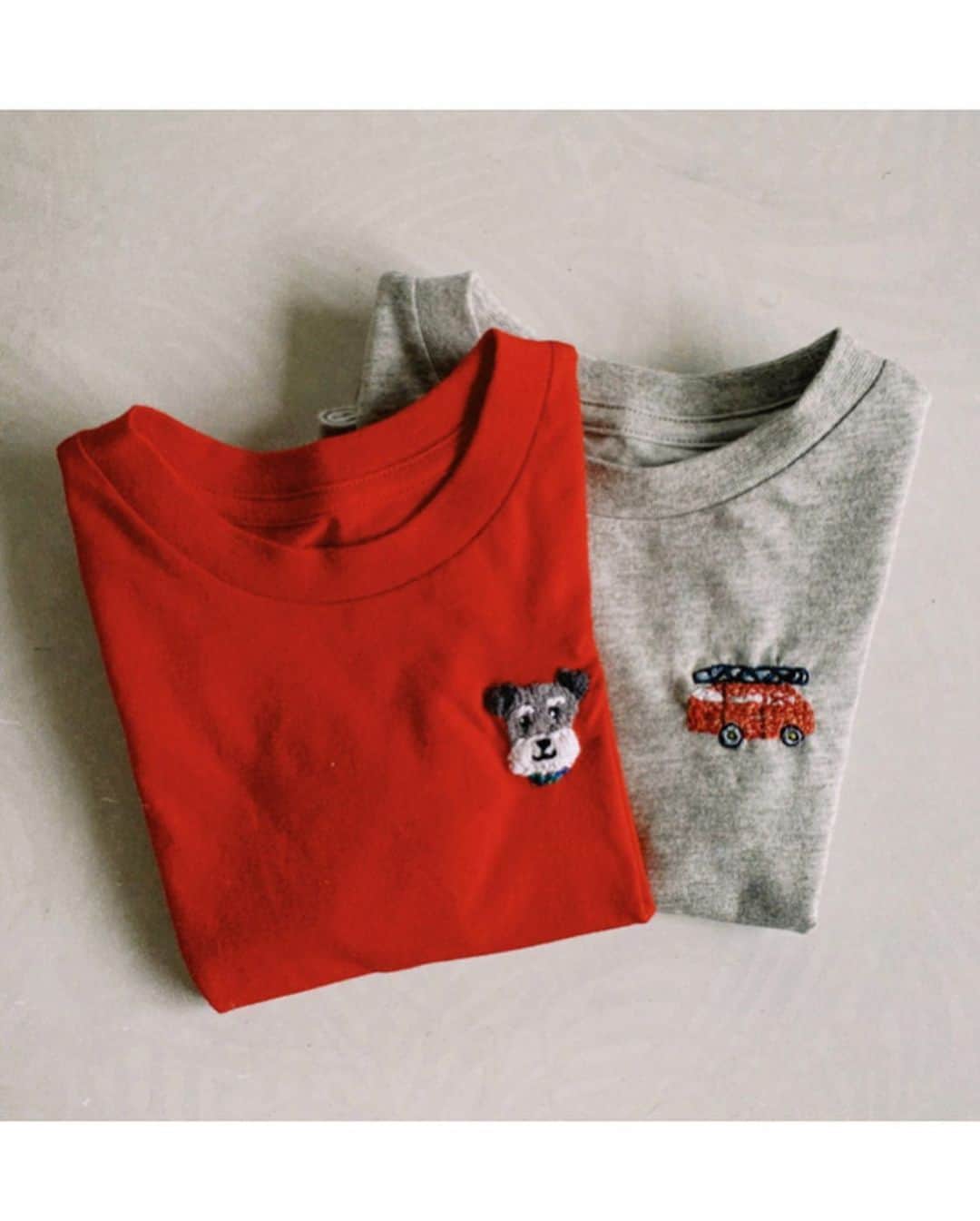 猪鼻ちひろさんのインスタグラム写真 - (猪鼻ちひろInstagram)「embroidery🧵🐶🚒 西松屋で買った超激安Tシャツに刺繍。 ハンナ(妹の愛犬)とカンカン(消防車)です。 ハンナの写真を赤ちゃんの頃から振り返りながら刺繍。 3枚目は初対面の日！あぁ可愛い。  消防車に見えるか不安だったけど 「カンカン着たいなぁ」ってテレビ電話で言ってくれて 喜びおばさん♡ クオリティに関しては色々イマイチな点もありますが (攣っちゃってるし)愛情でカバー🦛❣️笑 カバの絵文字初めて使った #ちひろの趣味 #おうち時間 #刺繍部 #メロオバ日記」3月30日 21時25分 - inohanachihiro