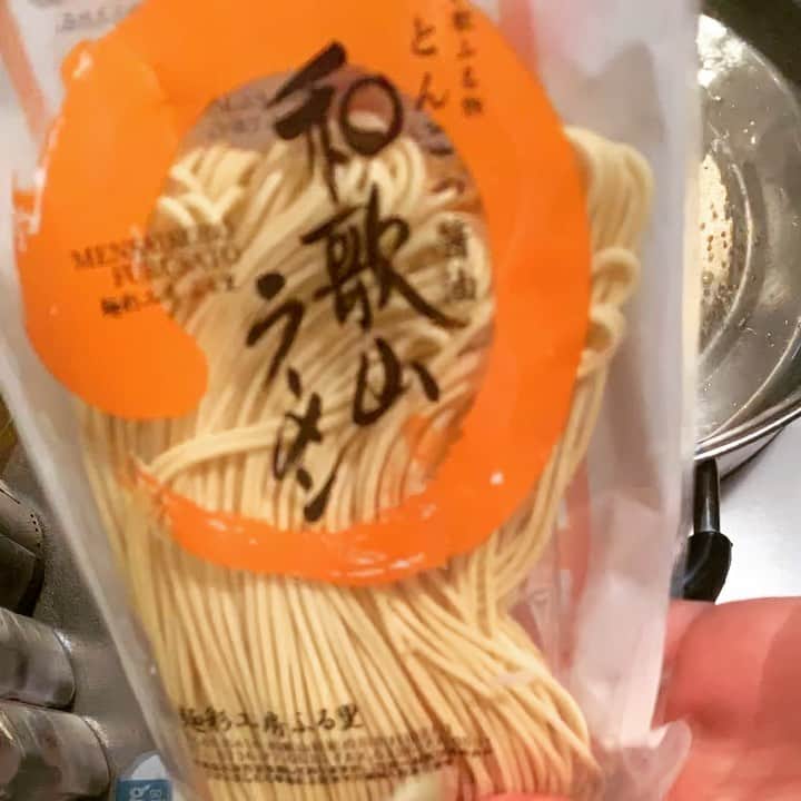 のインスタグラム：「from Reiji's Kitchen.  I tried to cook Wakayama Ramen with this instant noodle "Mensaikobo-Furusato"！🍜 This is the best instant noodle for me.  Oops...I forgot Kamaboko.  今日は故郷の和歌山に想いを馳せて、和歌山ラーメンを作ってみました！ と、言っても兄のようにスープやチャーシューからではなく、兄のお知り合いの方、麺彩工房ふる里さんで作られている即席の和歌山ラーメンを使用。  やっぱりこのラーメンが1番美味しいです！😋 肝心のカマボコを乗せ忘れましたが。  #Bentham #bass #ramen #instantnoodles #instantnoodle #wakayama #wakayamagram #豚骨醤油 #和歌山ラーメン #麺彩工房ふる里 #和歌山 #即席麺 #和歌山ラーメンにはカマボコ必須 #🍜」