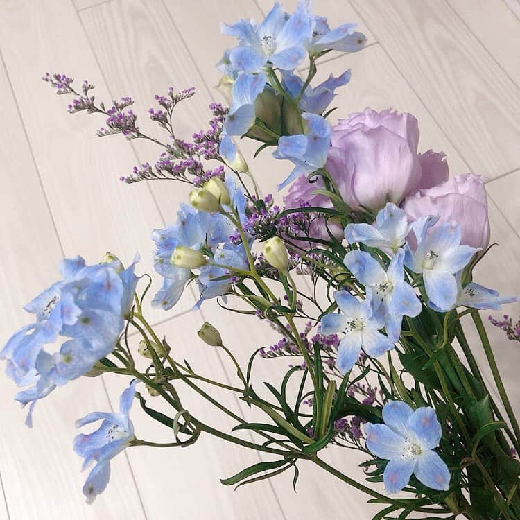 佐々木あさひのインスタグラム：「スーパーへ行った帰りにお花を買った。 どんより天気にこんな状況じゃ簡単に精神おかしくなれちゃうよね。 . しっかり呼吸をして、心に余裕を持って過ごそうね💐」