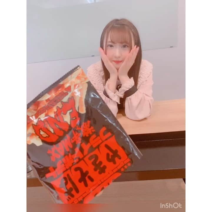 C-more ENTERTAINMENT【スタッフ】のインスタグラム：「うたちゃんとスパイシーなおやつタイム💞﻿ ﻿ パクパク﻿ ﻿ 完食🌶💫✨﻿ ﻿ #夢見照うた﻿ ﻿ #辛いもの好き女子と繋がりたい﻿ #激辛女子会﻿ ﻿ #女子がいきいきできる職場 #AV女優求人 #AV女優募集 #AV女優 #モデル募集 #セクシーモデル #セクシータレント #AVプロダクション #cmore_ent﻿」