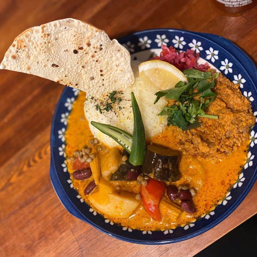 繁田梨世のインスタグラム：「最近食べた美味しかったカレーたち🍛 . . ルコロンの野菜たっぷりココナッツカレーとエビとチキンのレッドキーマカレー🦐 . . 2枚目はカリーノアトリエのほうじ茶カレー🍛 さっぱりしてて美味しかったよ😋 . . . #大阪#スパイスカレー#四ツ橋#ルコロン#インスタ映え#二種がけ＃カリーのアトリエ#ほうじ茶カレー#食いしんぼう#カレー好き#カレーめぐり#飽きない#食べスタグラム」