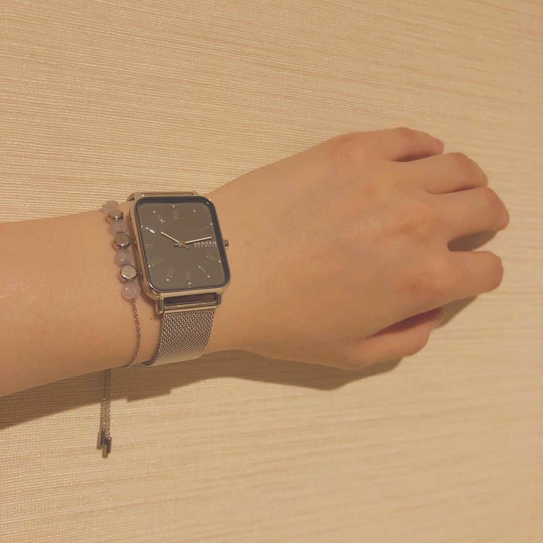 齋藤若奈さんのインスタグラム写真 - (齋藤若奈Instagram)「. #SKAGEN のシルバーの時計に合わせてブレスレットも最近つけています 大人っぽい気分。 #スカーゲン #mySKAGEN」3月30日 21時33分 - mary_wakana