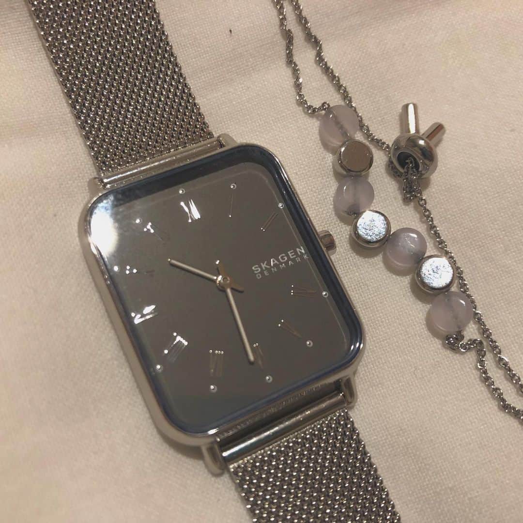 齋藤若奈のインスタグラム：「. #SKAGEN のシルバーの時計に合わせてブレスレットも最近つけています 大人っぽい気分。 #スカーゲン #mySKAGEN」