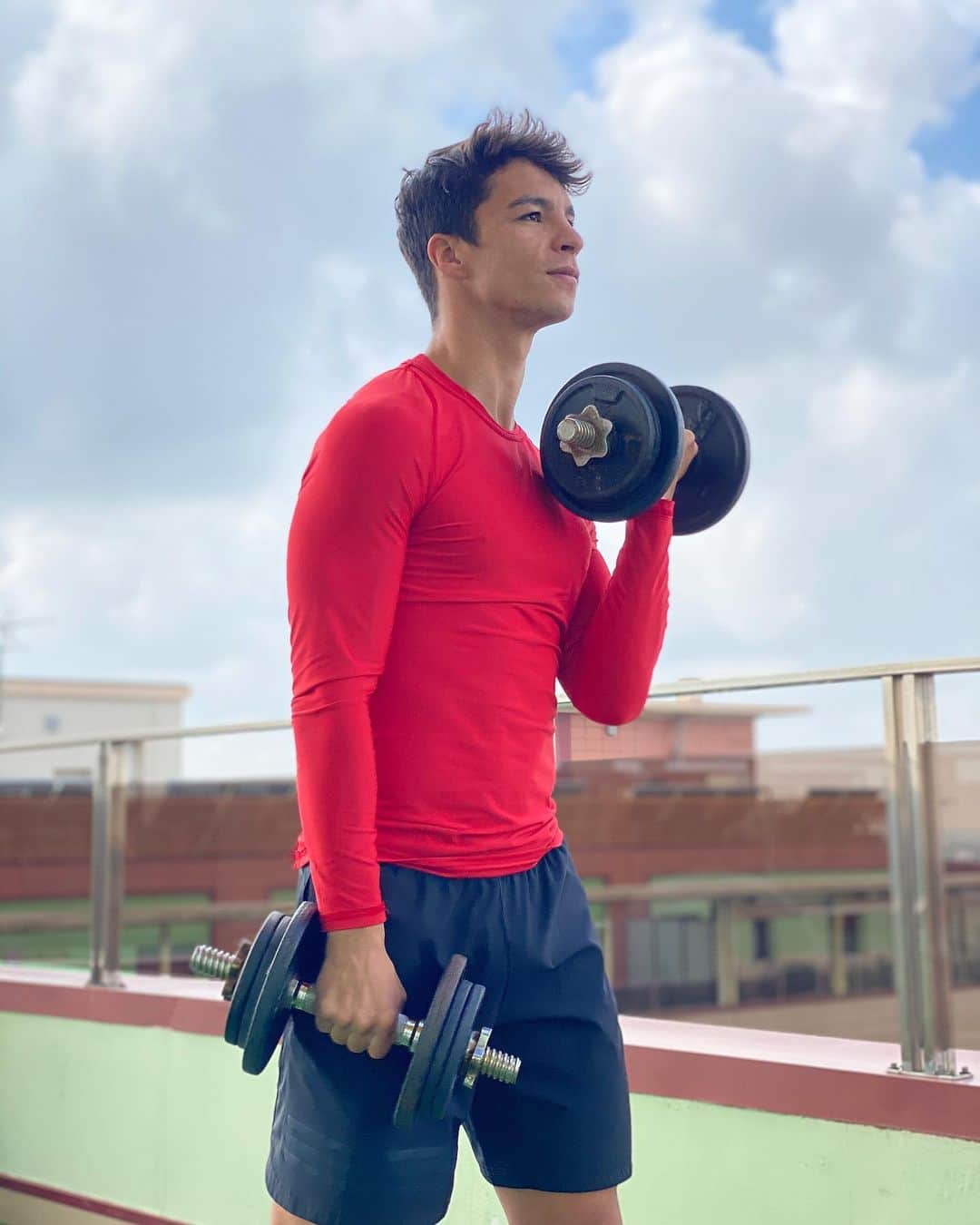 オリベル・トーレスのインスタグラム：「Empezamos la semana con energía! 🏋🏽🏡 #HOMETEAM」