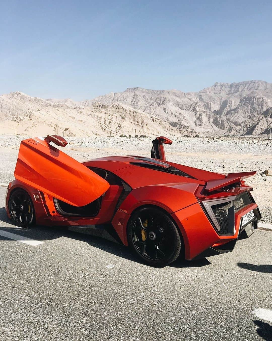 CARLiFESTYLEさんのインスタグラム写真 - (CARLiFESTYLEInstagram)「Thoughts on these doors? Photo @lemansheroes #carlifestyle #lykanhypersport」3月30日 21時49分 - carlifestyle