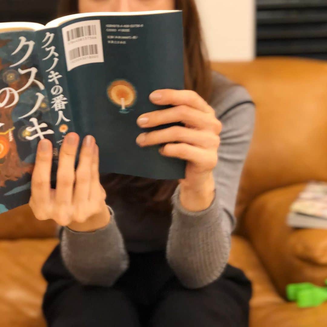 神崎恵さんのインスタグラム写真 - (神崎恵Instagram)「今日は、　@mimollet の撮影でした。 私服の特集。 今の気分の服とメイク。 クローゼットから選んだ服はハンサムめの服が多くて。 うん。まさに、そんな気分の今です。 またご報告させてください😌 新しい本。 「クスノキの番人」 本て楽しい。 息子が撮ってくれた写真。 2枚目、なんかキザキザキザ🙈🙈🙈 #クスノキの番人」3月30日 21時44分 - megumi_kanzaki